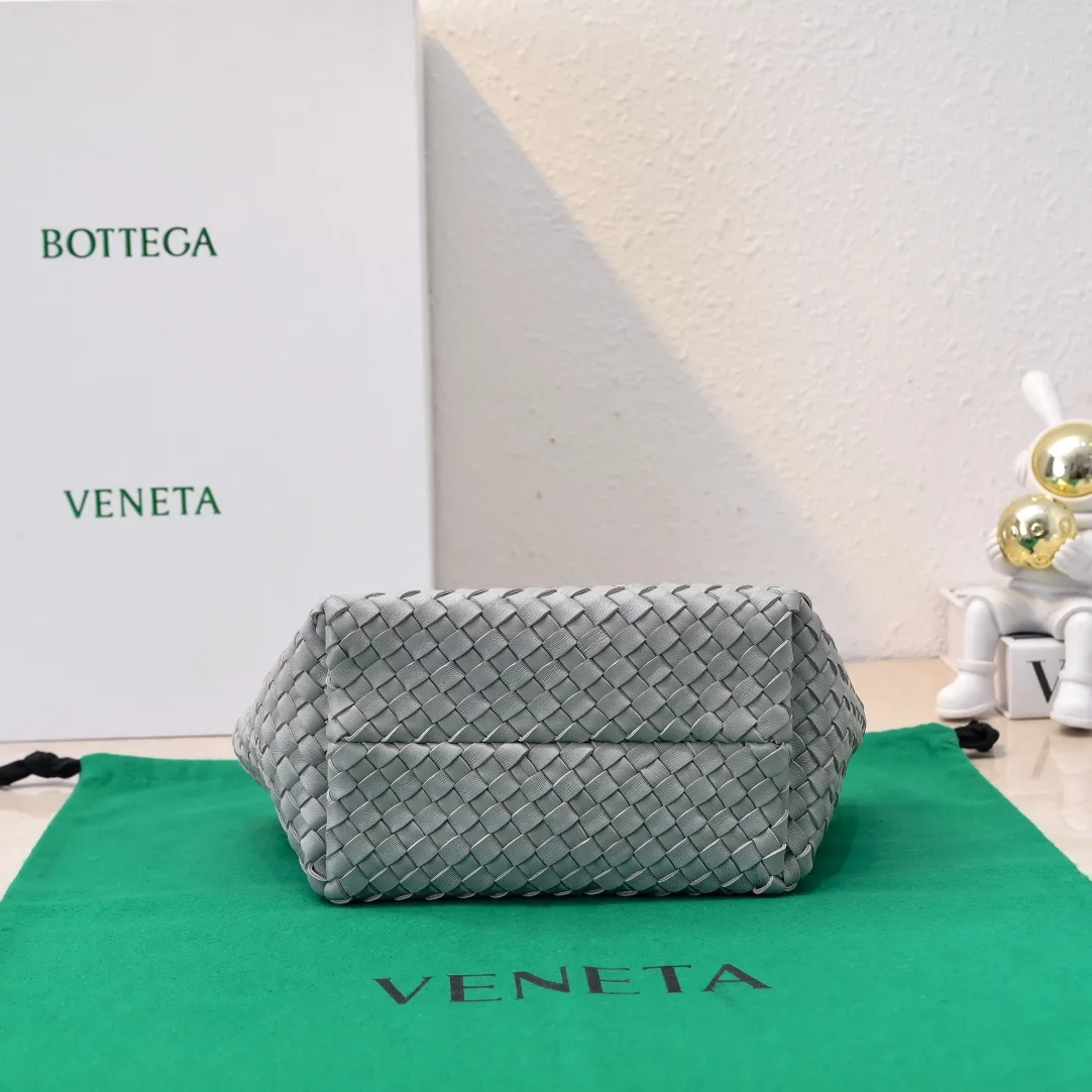 Batch 1560 Hello everyone, I have a new name, it’s called the Cabat woven Mini vegetable basket model ~ it can finally be carried on the shoulder. It is based on the original bag type and adds a shoulder strap and it is detachable! It's equivalent to spending one dollar to buy two bags. As the ace cutie of BV family, I really have no choice but to buy one! This bag of ours is really exactly the same as ZP. You can look big with a small amount of money~ Original sheepskin: size: 20*16*13cm, model: 5211#